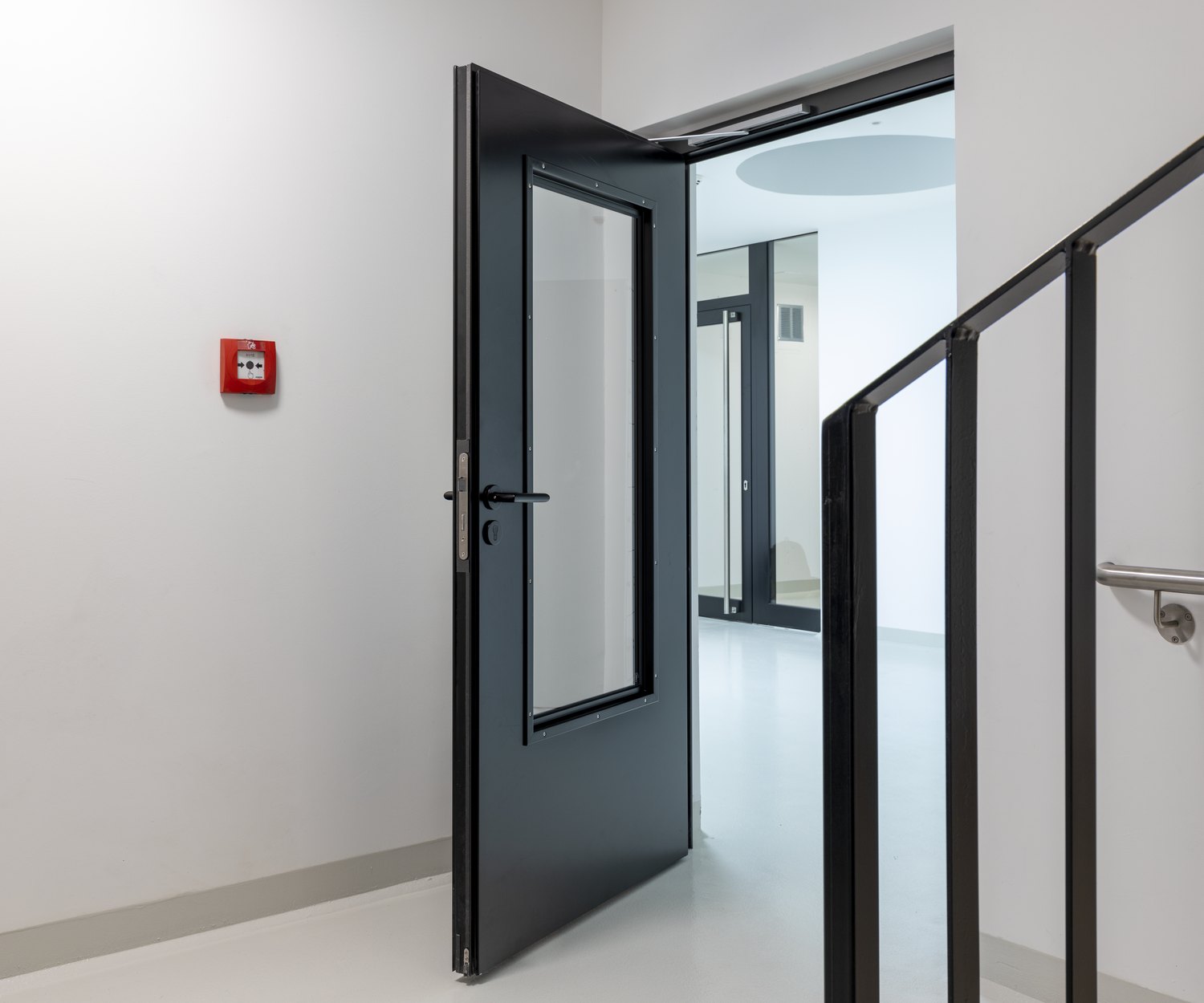 T30-Brandschutztür in einem öffentlichen Objektbau — normgerecht ausgeführt